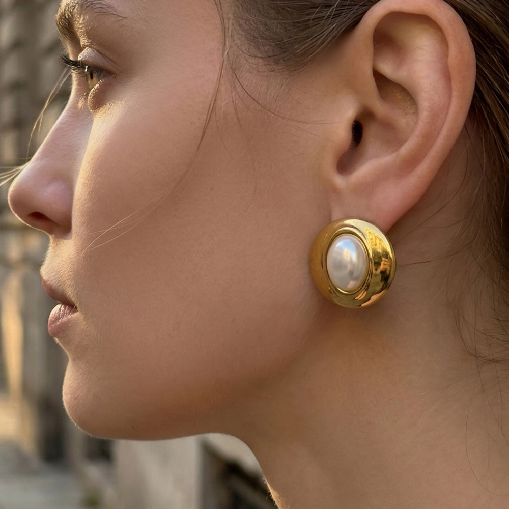 gold pearl earring
