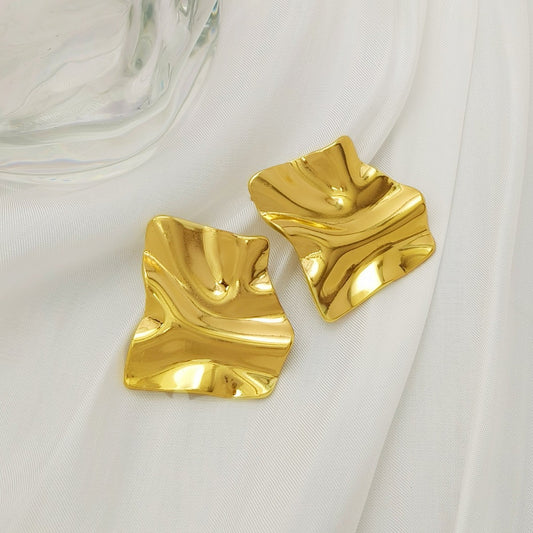 Crinkle stud earrings