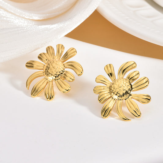 Daisy design  floral  petal  stud earrings