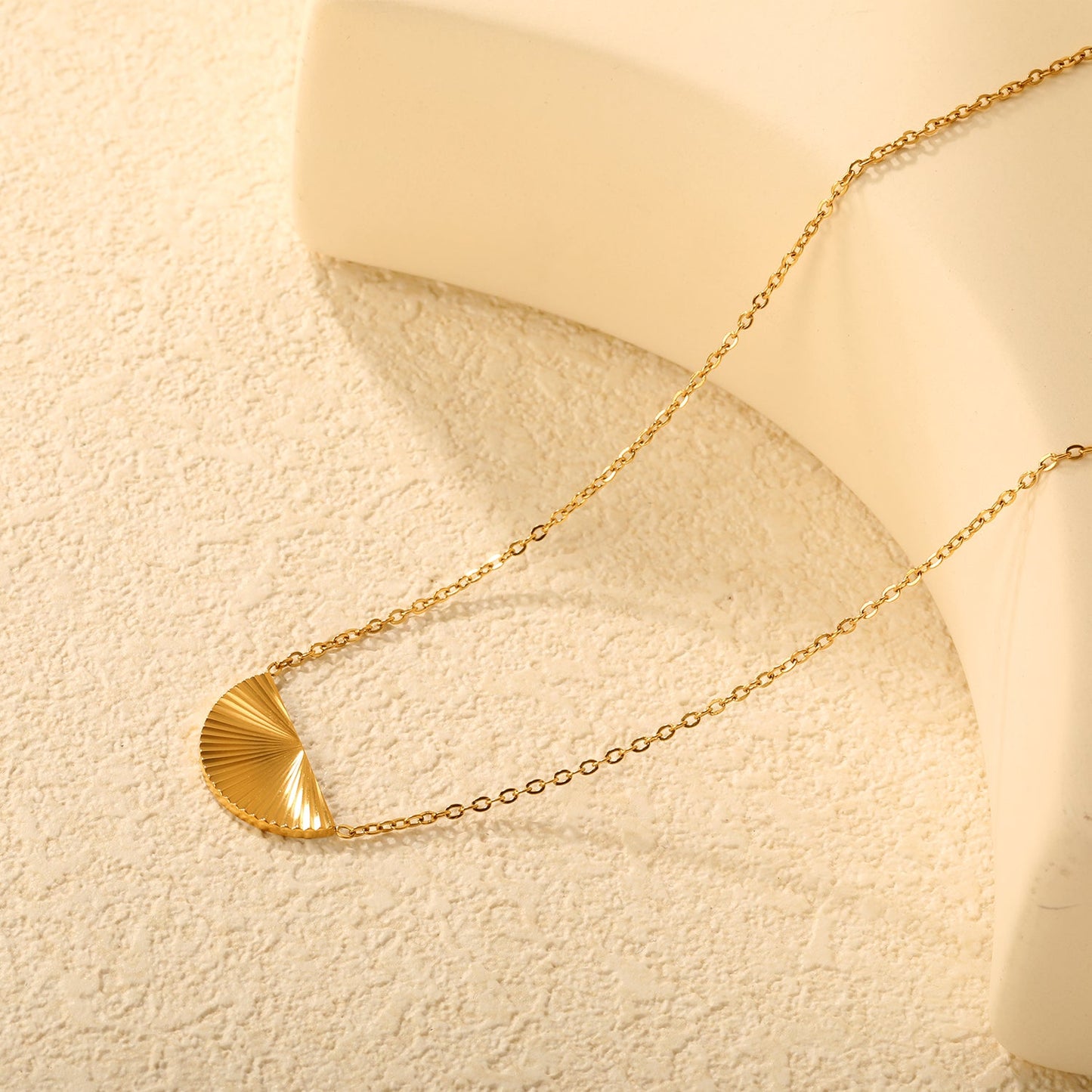 semi-round engraved shiny necklace