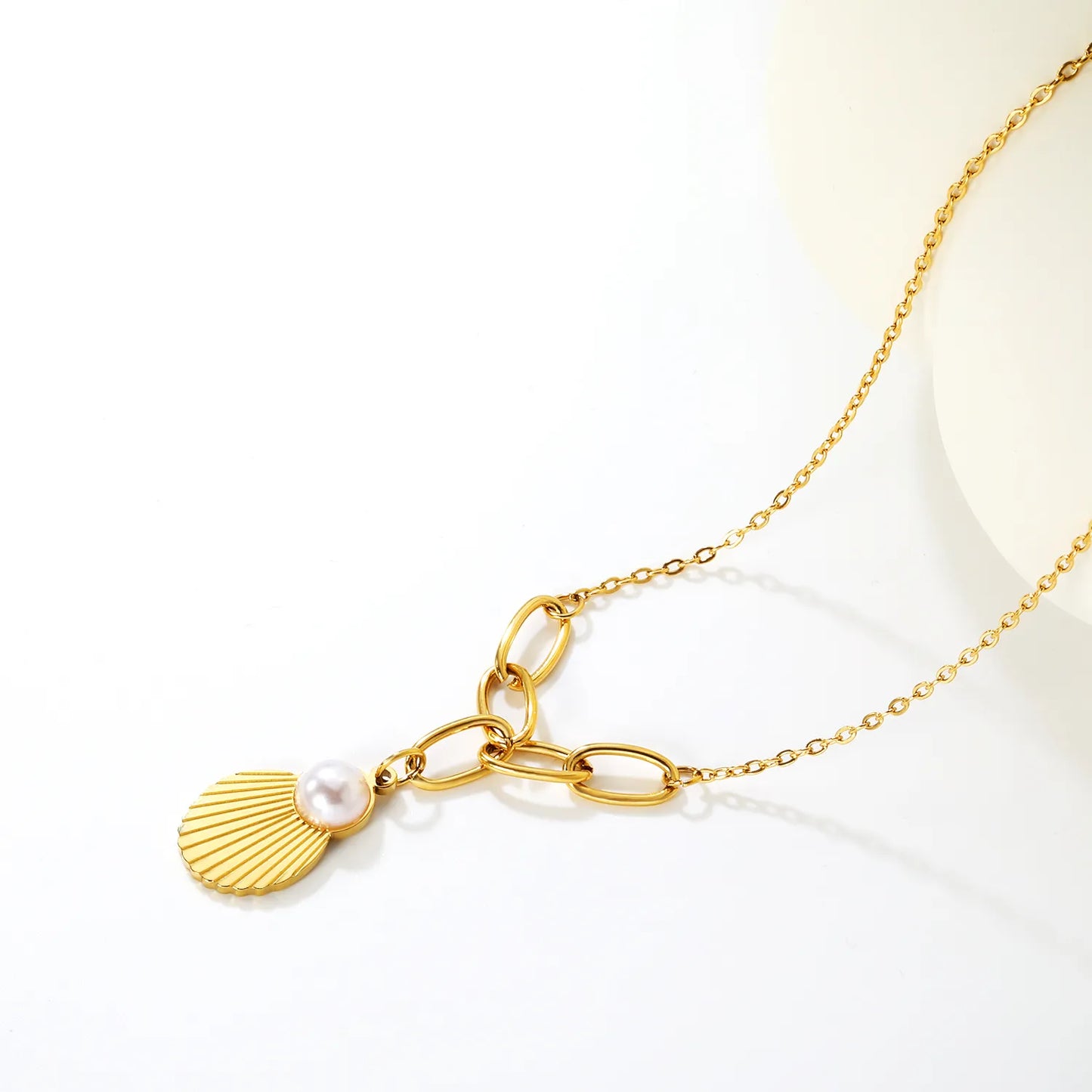 18k gold 13x19mm shell & 10mm pearl pendant necklace