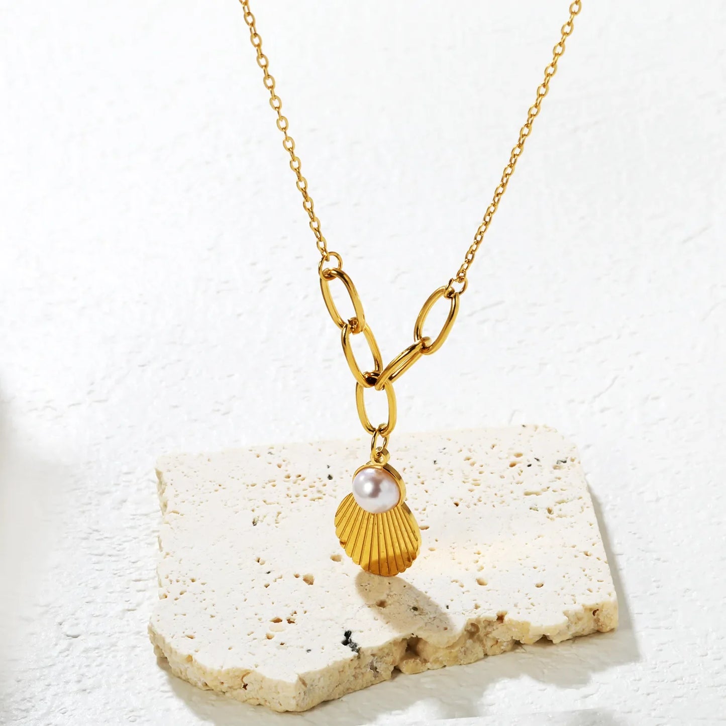 18k gold 13x19mm shell & 10mm pearl pendant necklace